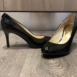 MICHAEL KORS BLACK PATENT LEATHER FLEX PUM…